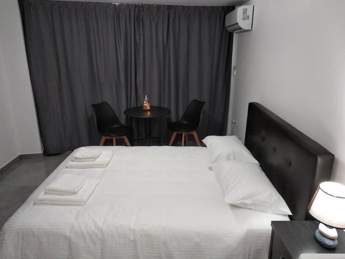 Cozy Place In The Heart Of Harbor Apartman Paphos Kültér fotó