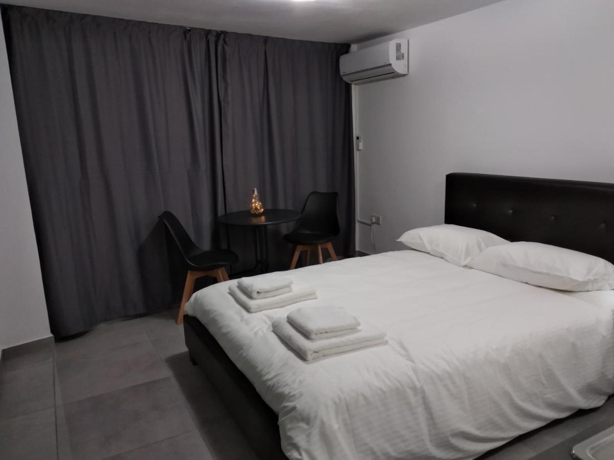 Cozy Place In The Heart Of Harbor Apartman Paphos Kültér fotó